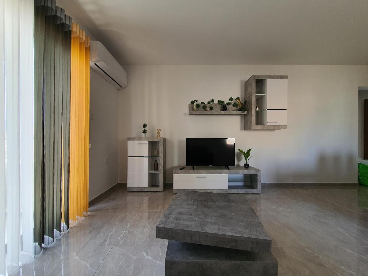 Pretty 2 Bedroom Apartment With Shared Pool Сент-Полс-Бей Экстерьер фото