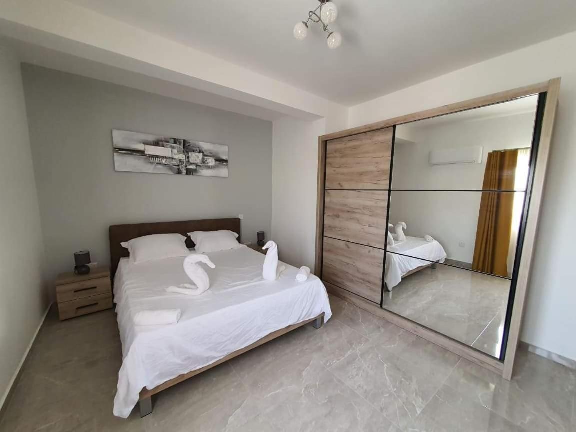 Pretty 2 Bedroom Apartment With Shared Pool Сент-Полс-Бей Экстерьер фото
